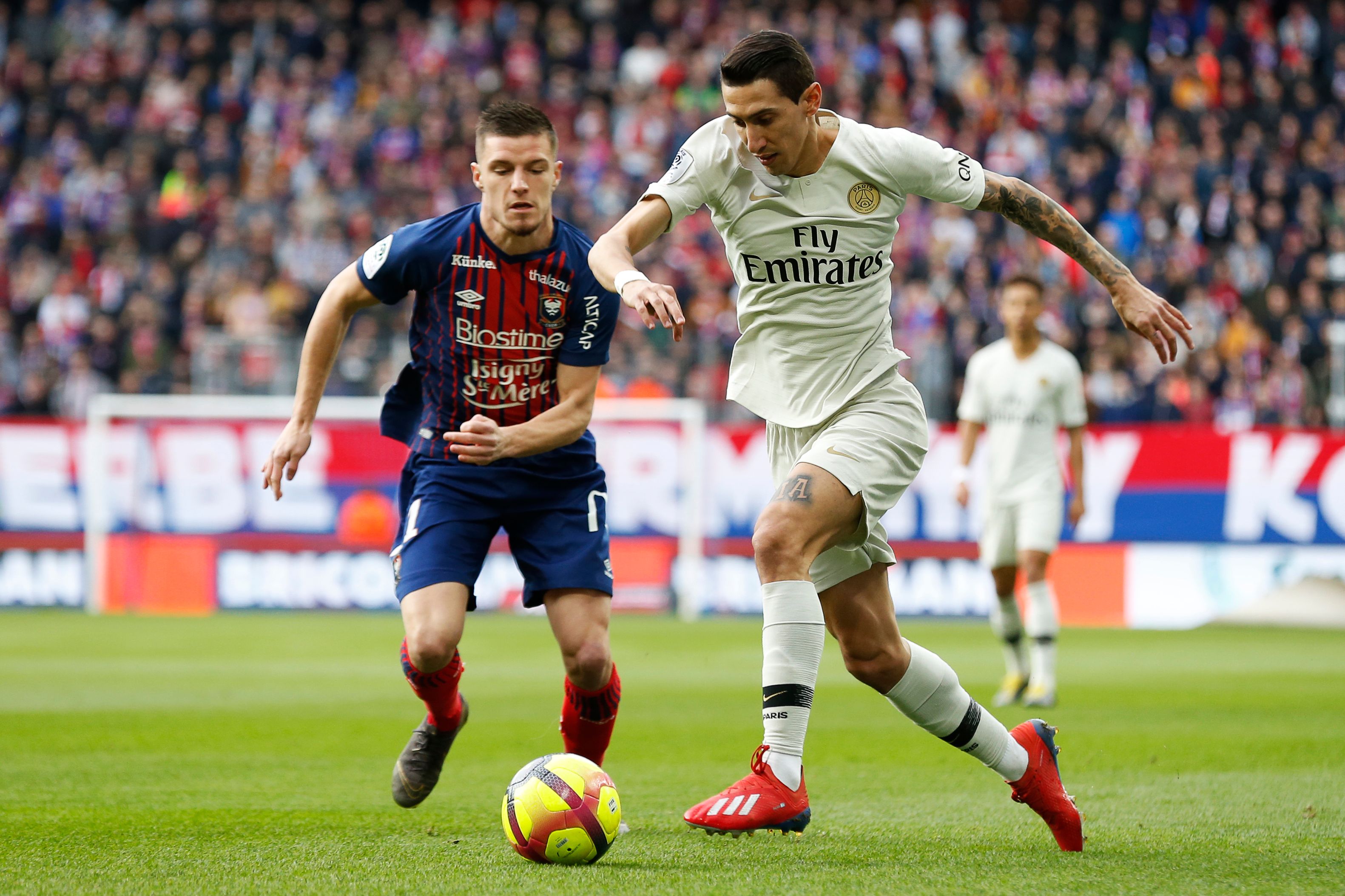 创历史，埃因霍温是首支正式比赛在安菲尔德打进3球的荷兰球队（历史首例！埃因霍温成首支在安菲尔德正式赛攻入3球的荷兰队）