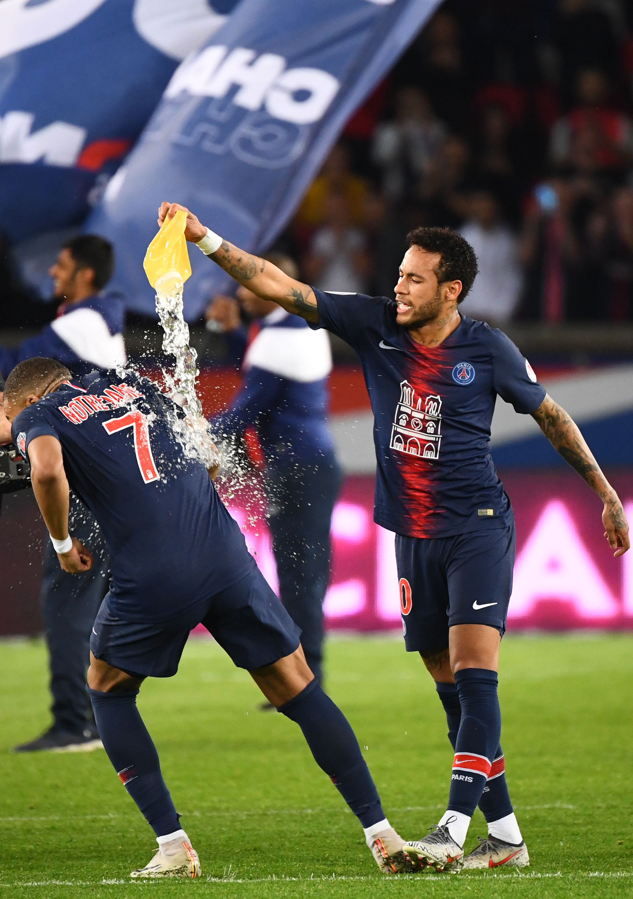 一场3-1!首个决赛席位诞生,兄弟合砍40分！这一刻，他们等了55年（3-1晋级！首张决赛门票到手，兄弟合砍40分，55年等待终结）