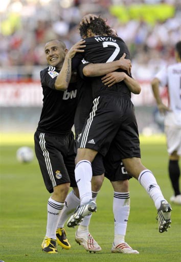 开场16分钟35秒，巴萨遭遇欧冠单场比赛最快的两个丢球（巴萨在欧冠开场16分35秒连丢两球，创单场最快丢球纪录）