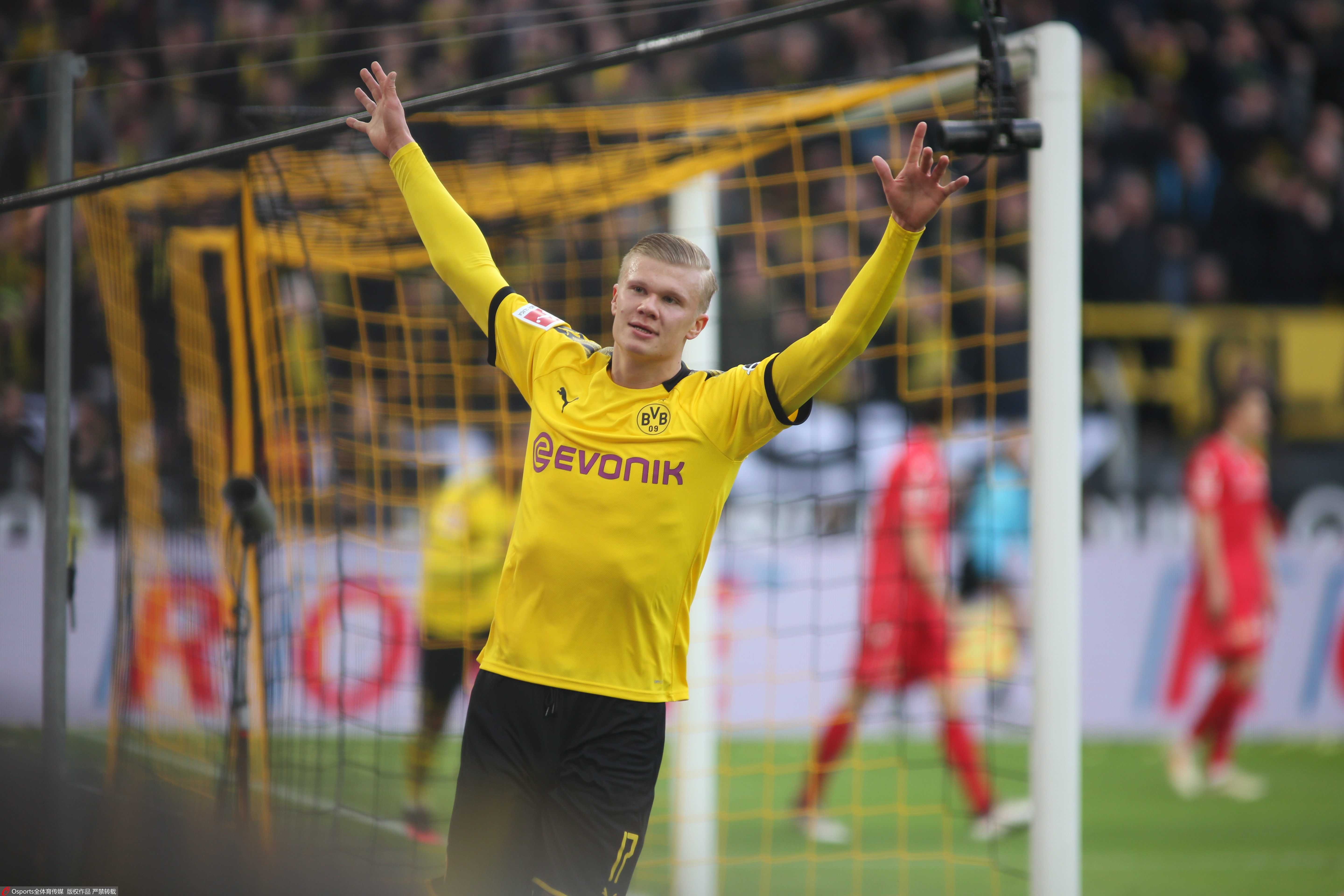 巴萨官方：欧冠对法鹰为高风险，将启动客队球迷安全管控预案（巴萨通告：欧冠对阵法鹰被定为高风险，将启用客队球迷安保预案）