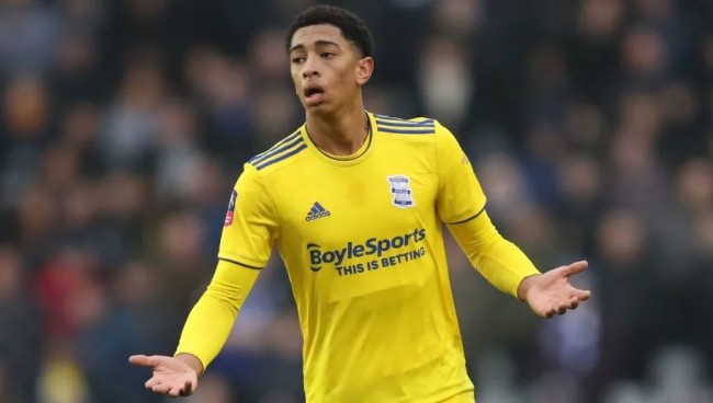 因右踝发炎，朗尼克取消了担任阿森纳vs拜仁解说嘉宾的计划（受右踝炎症影响，朗尼克取消参与阿森纳vs拜仁解说）