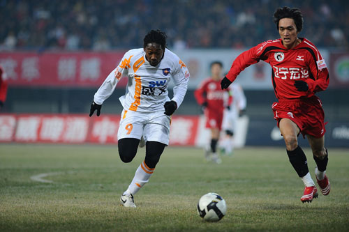 逆天，挪威甲门将点球大战一脚将摆好的球踢走以干扰对方（点球大战离谱一幕：挪甲门将故意将摆好的球踢走干扰对手）