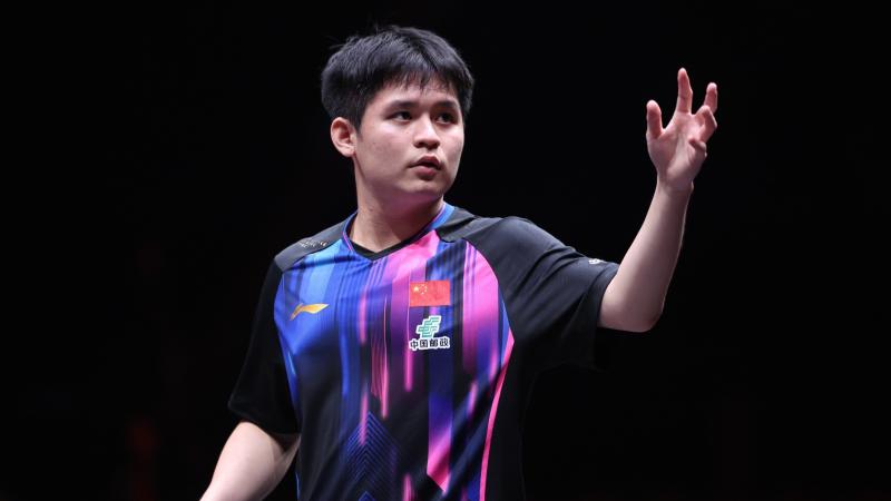 沙漠之鹰！贝林厄姆社媒晒沙特度假之行与雄鹰合影（贝林厄姆沙特度假：社媒晒与雄鹰同框，尽享沙漠风情）